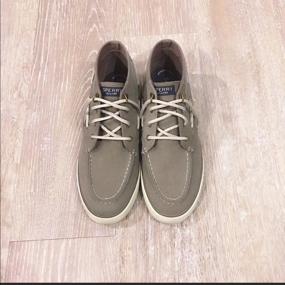 Woman's mid rise Sperry sneaker
